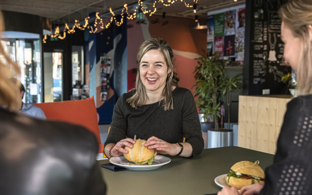 Een goed sollicitatiegesprek neerzetten? De 7-38-55-regel die je een baan bezorgt!
